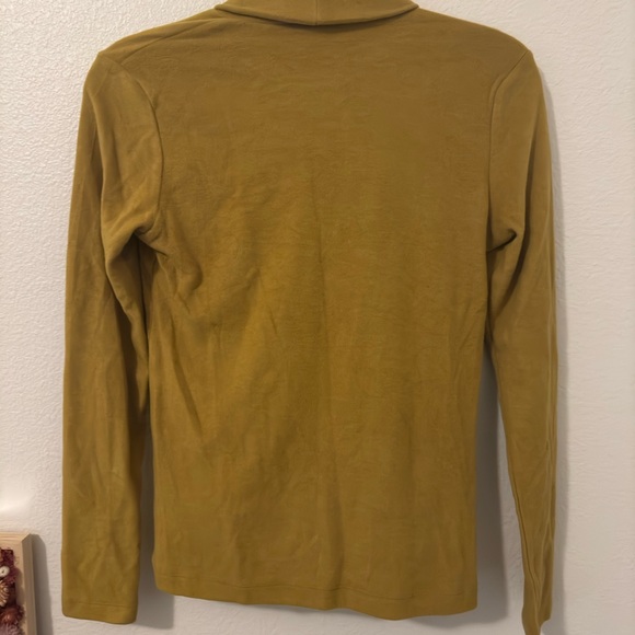 UNIQLO TURTLENECK - Picture 2 of 6